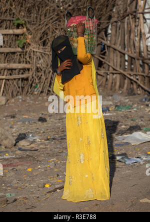 Donna Oromo indossando un burqa nel mercato, Amhara Region, Senbete, Etiopia Foto Stock