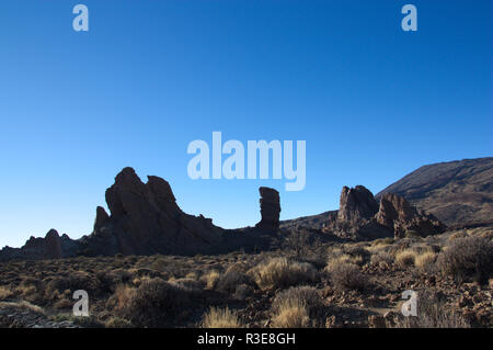 Vista retroilluminato del Roques de García ai piedi del picco del vulcano Teide in un freddo pomeriggio di gennaio Foto Stock