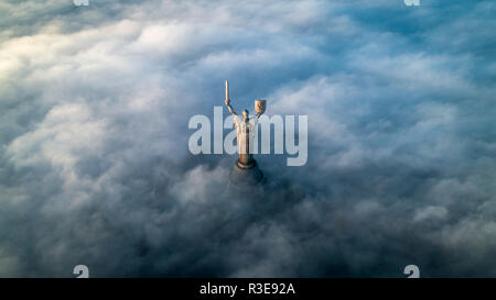 Vista aerea del monumento patria, avvolta in una fitta nebbia. Monumenti storici dell'Ucraina. Foto Stock