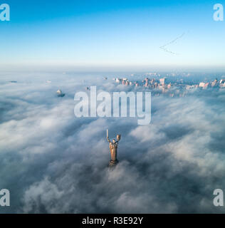 Vista aerea del monumento patria, avvolta in una fitta nebbia. Monumenti storici dell'Ucraina. Foto Stock