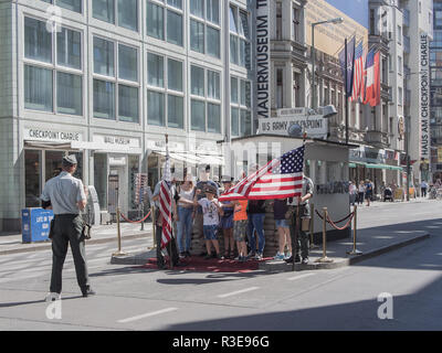 Berlino, Germania - 25 agosto 2016: turisti che pongono alla storica US Army Checkpoint Charlie a Berlino, Germania Foto Stock