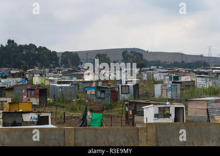 Baracche di stagno o abitazioni in una township di Johannesburg Gauteng, Sud Africa che mostra la povertà nel nero comunità africana Foto Stock