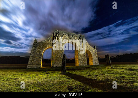 La fotografia notturna di lunga esposizione notturna di un arco romano e illuminati da lanterne. Foto Stock