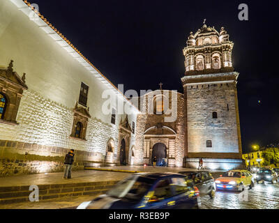 Cusco, Perù - Gennaio 3, 2017. Vista del traffico nella parte anteriore del Qorikancha di notte Foto Stock