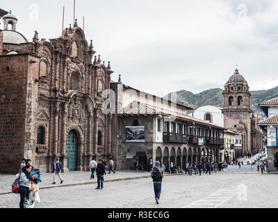Cusco, Perù - Gennaio 2, 2017. Vista laterale della Plaza de Armas a Cusco con il Paraninfo Universitario e la Basilica de la Merced chiesa Foto Stock