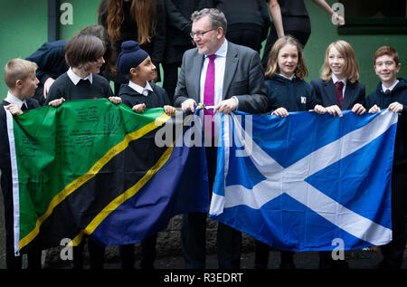 Segretario scozzese David Mundell durante una visita a Towerbank scuola primaria in Portobello, Edimburgo, come parte del governo del Regno Unito di collegamento del progetto in aula. Foto Stock