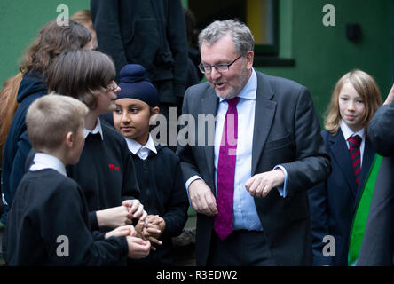 Segretario scozzese David Mundell durante una visita a Towerbank scuola primaria in Portobello, Edimburgo, come parte del governo del Regno Unito di collegamento del progetto in aula. Foto Stock