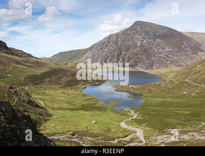 Lyn Idwal e Penna Yr Ole Wen, vista lago, Parco Nazionale di Snowdonia, Wales, Regno Unito Foto Stock