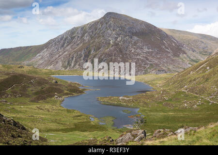 Lyn Idwal e Penna Yr Ole Wen, vista lago, Parco Nazionale di Snowdonia, Wales, Regno Unito Foto Stock