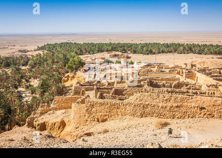 Oasi di montagna tamerza in tunisia vicino al confine con l'Algeria. Foto Stock