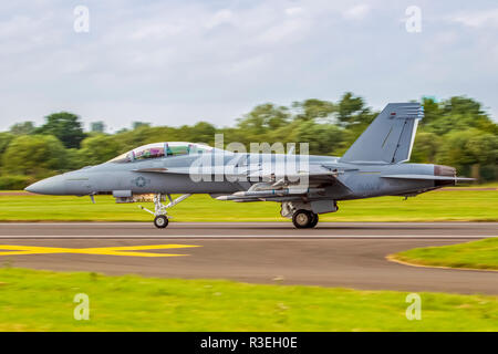 US Navy McDonnell Douglas F/A-18E Hornet è una twin-motore, supersonico, all-weather, carrier-capace, multirole combattere il jet, progettato come sia un combattente Foto Stock