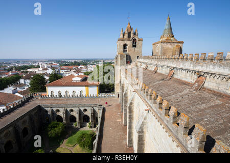 Evora's Se Cathedral con vista sulla città e il chiostro gotico, Evora, Alentejo, Portogallo, Europa Foto Stock
