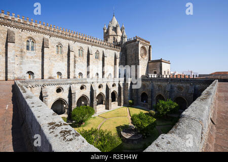 Evora's Se Cathedral con vista sul chiostro gotico e torre romanica, Evora, Alentejo, Portogallo, Europa Foto Stock