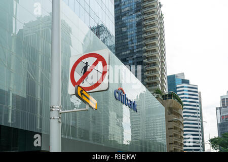 Singapore - 16 Settembre 2017: 'No pedoni" cartello stradale accanto al segno di Citibank nella costruzione di uffici nel quartiere centrale degli affari di Singapore con Foto Stock