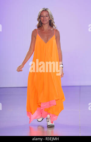 NEW YORK, NY - Settembre 07: designer Michelle Smith passeggiate la pista per Milly da Michelle Smith durante la settimana della moda di New York: La Mostra alla Galleria I Foto Stock