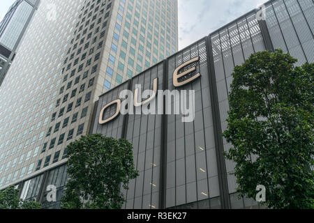 Singapore - 16 Settembre 2017: OUE Downtown edificio per uffici con logo OUE nel quartiere centrale degli affari di Singapore con nessun popolo nella luce naturale, d Foto Stock