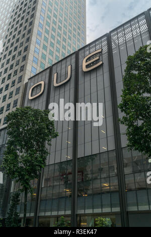 Singapore - 16 Settembre 2017: OUE Downtown edificio per uffici con logo OUE nel quartiere centrale degli affari di Singapore con nessun popolo nella luce naturale, d Foto Stock