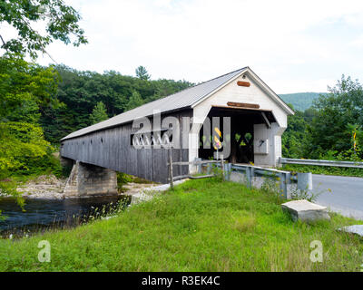 Immagine del famoso West Dummerston ponte coperto, vicino Brattleboro, Vermont, USA. Foto Stock