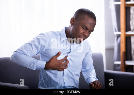 Ritratto di un giovane africano che soffrono di dolore al petto Foto Stock