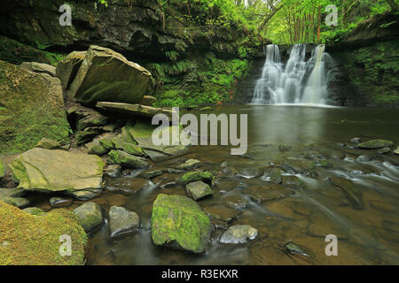 Goit Stock è una cascata su indurire Beck vicino a Cullingworth nell'Aire Valley, West Yorkshire Foto Stock