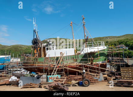 Barca da pesca il Arnborg sotto la riparazione in Mallaig Boat Yard, Mallaig, Scozia. Foto Stock