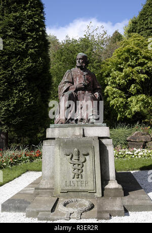 Una statua di Joseph Lister che fu un chirurgo e un pioniere nella introduzione di antisettico e ambulatorio sterile. Egli ha ideato una buona pratica in sala operatoria come ad esempio la sterilizzazione di tutti gli utensili per medici utilizzati in operazioni. La statua si trova in Kelvingrove Park a Glasgow, in Scozia. Foto Stock