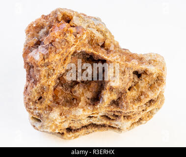 La fotografia macro di naturale minerale da collezione geologica - wulfenite cristalli in pietra grezza su sfondo bianco Foto Stock