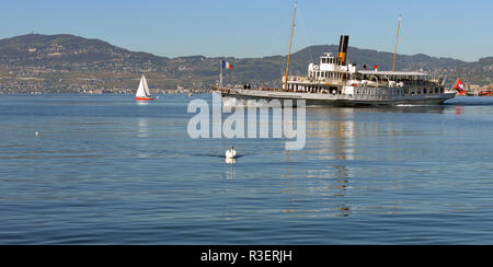 Montreux Svizzera - 21 Ottobre 2017: Escursione nave e persone in molo sul Lago di Ginevra in Montreux Riviera svizzera. Montreux Svizzera - Ottobre Foto Stock