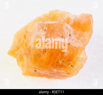 La fotografia macro di naturale minerale da collezione geologica - Fire e Opale nobile pietra su sfondo bianco Foto Stock