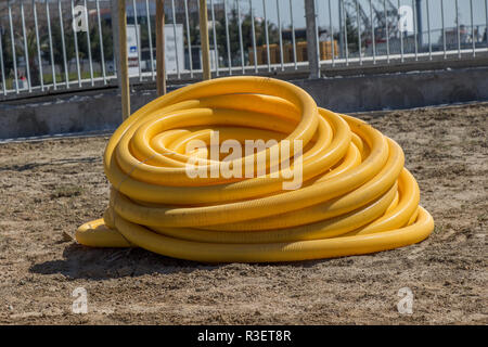 In plastica gialla tubo flessibile acqua closeup nella vista Foto Stock