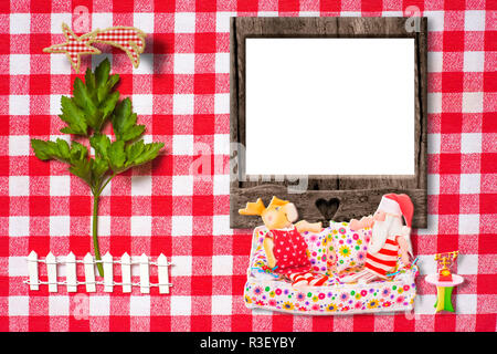 Disposizione creativa del bigliettino vuoto sul tessuto a scacchi con il prezzemolo come albero di Natale Foto Stock