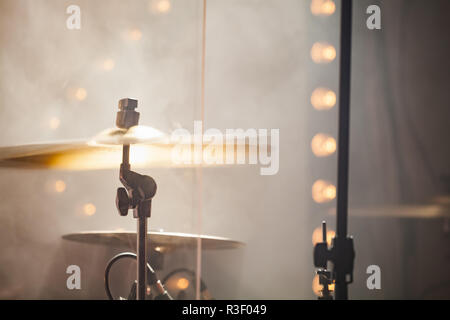 Musica rock dal vivo dello sfondo della foto, rock drum set con cembali in azione. Close-up foto, morbida messa a fuoco selettiva Foto Stock