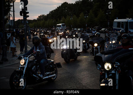 Bikers girando su Ebertstrasse vicino alla Porta di Brandeburgo e il Tiergarten durante un rally a Berlino, Germania. Foto Stock