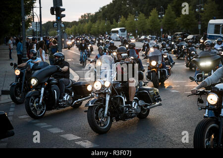 Bikers girando su Ebertstrasse vicino alla Porta di Brandeburgo e il Tiergarten durante un rally a Berlino, Germania. Foto Stock