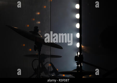 Musica rock dal vivo, scuro dello sfondo della foto, rock drum set con cembali. Close-up foto, morbida messa a fuoco selettiva Foto Stock