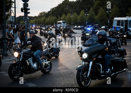 Bikers girando su Ebertstrasse vicino alla Porta di Brandeburgo e il Tiergarten durante un rally a Berlino, Germania. Foto Stock