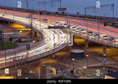 Il Centralbron (Ponte Centrale) con striature chiare dal traffico automobilistico in una serata a Stoccolma, Svezia Foto Stock