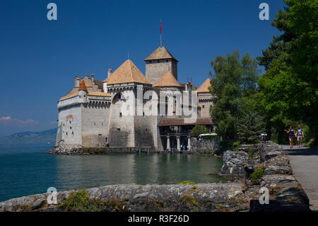 Il Castello di Chillon (il Château de Chillon) sulle rive del Lago di Ginevra (Lac Leman), Svizzera Foto Stock