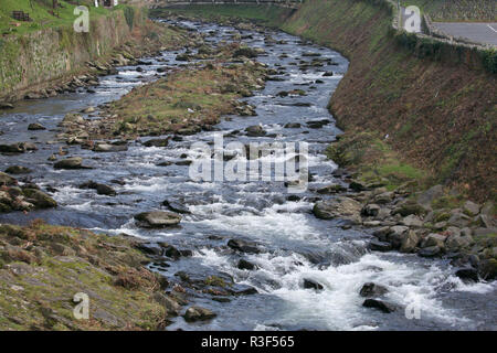 Lynmouth è un villaggio nel Devon, Inghilterra, sul bordo settentrionale di Exmoor. Il villaggio si trova a cavallo della confluenza del West Lyn e Oriente Lyn fiumi. Foto Stock