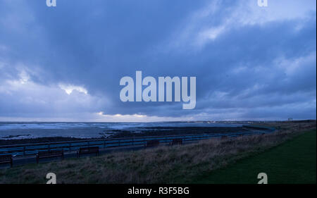 Inizio su un burrascoso novembre mattina presso la St. Mary's Island, Whitley Bay, Northumberland. Blue pre-alba luce. Foto Stock