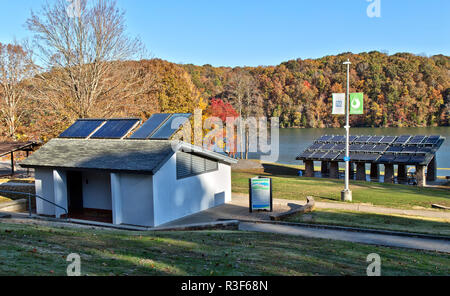 Solare di acqua calda Riscaldatori bagno sul tetto, con pannelli solari in background, facilitando Melton Hill sostenibile Dam Recreation Area campeggio. Foto Stock