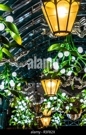 Primo piano di una lanterna gialla illuminata appesa a un filo a Chinatown  a New York City, Stati Uniti Foto stock - Alamy