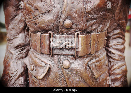 WW1 Guerra Mondiale 1 soldati britannici nastro uniforme e particolare visto sulla scultura di Allan Leonard Lewis VC in Hereford REGNO UNITO Foto Stock