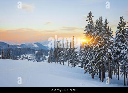 Maestoso tramonto in inverno le montagne paesaggio Foto Stock