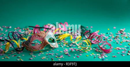 Festa di carnevale. Maschera colorati, stelle filanti e coriandoli sul rosa  chiaro sfondo Foto stock - Alamy