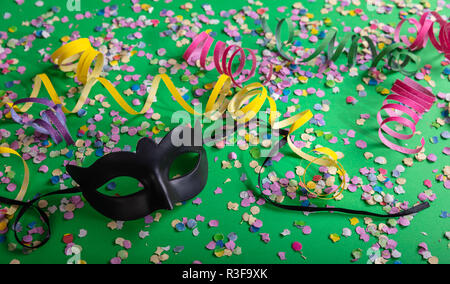 Il carnevale maschere veneziane con coriandoli e stelle filanti a  serpentina Foto stock - Alamy