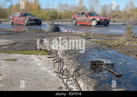 / Varsavia Polonia - Ottobre 21, 2018: 2 vetture durante il drifting amatoriale evento in Ursus, abbandonata fabbrica del trattore nella periferia di Varsavia Foto Stock