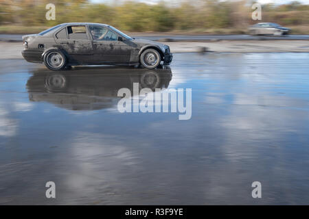 / Varsavia Polonia - 21 Ottobre 2018: spostamento auto durante il drifting amatoriale evento in Ursus, abbandonata fabbrica del trattore nella periferia di Varsavia Foto Stock