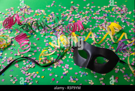 Festa di carnevale. Oro viola maschera, stelle filanti e coriandoli  luminosi su sfondo rosa, banner Foto stock - Alamy