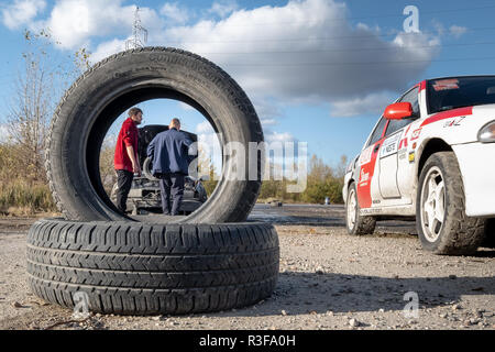 / Varsavia Polonia - 21 Ottobre 2018: Broken auto durante il drifting amatoriale evento in Ursus, abbandonata fabbrica del trattore nella periferia di Varsavia Foto Stock